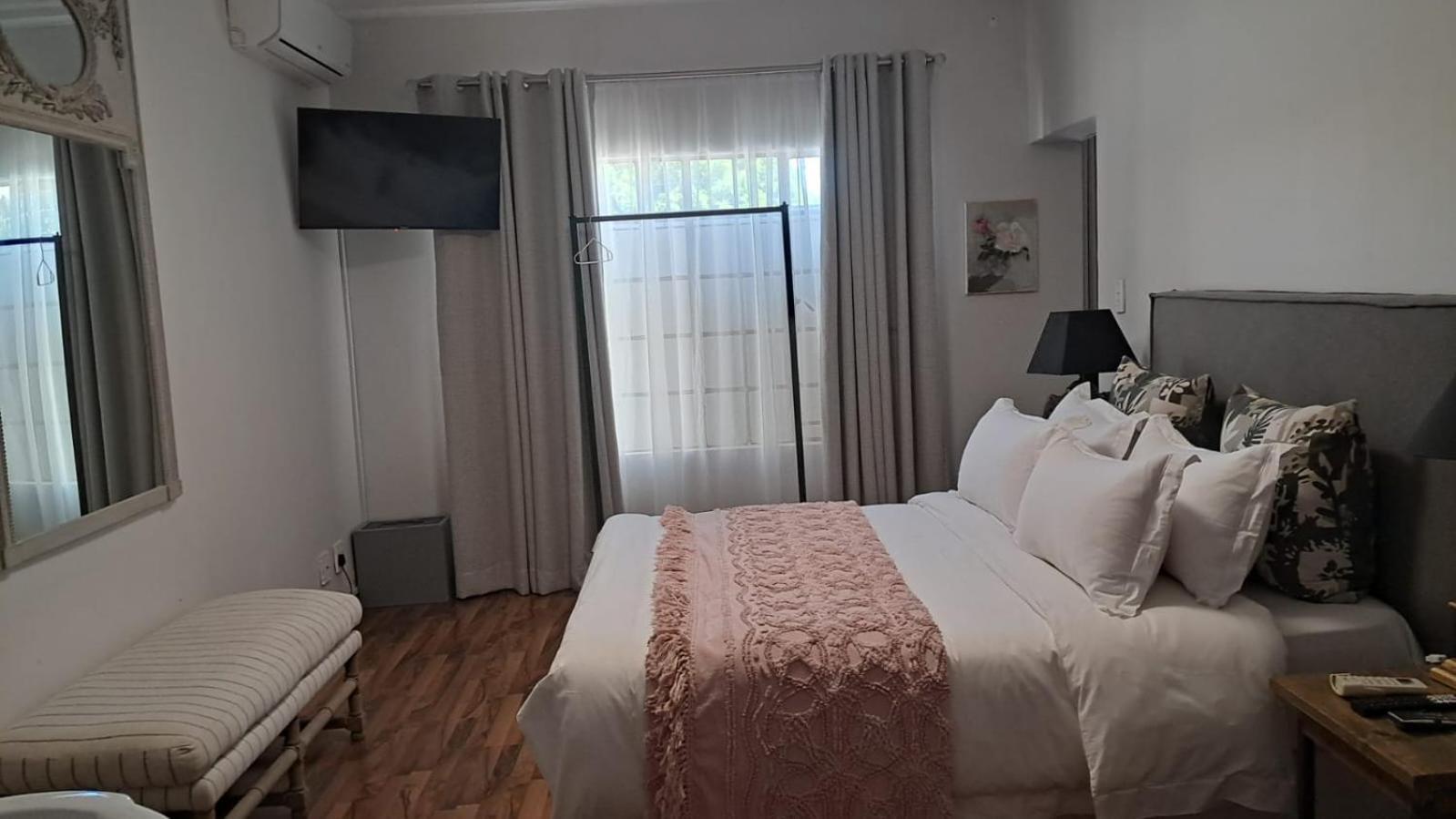 Art And Soul Restaurant, Accommodation, French Bar And Art Gallery Parys Esterno foto